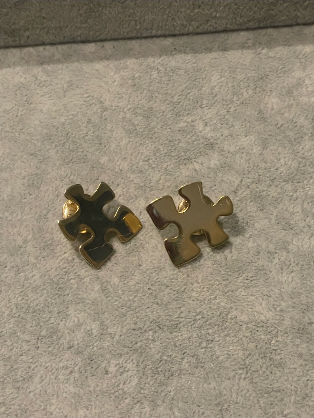 Gold puzzle
Pins set of two